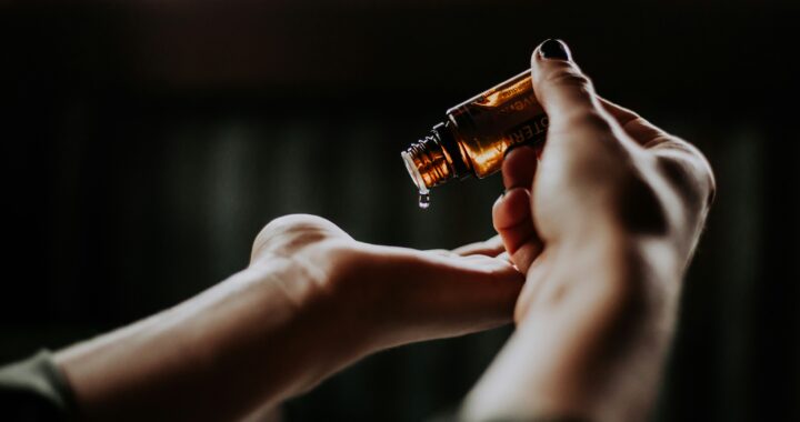 christin-hume-0MoF-Fe0w0A-unsplash the best hair oils